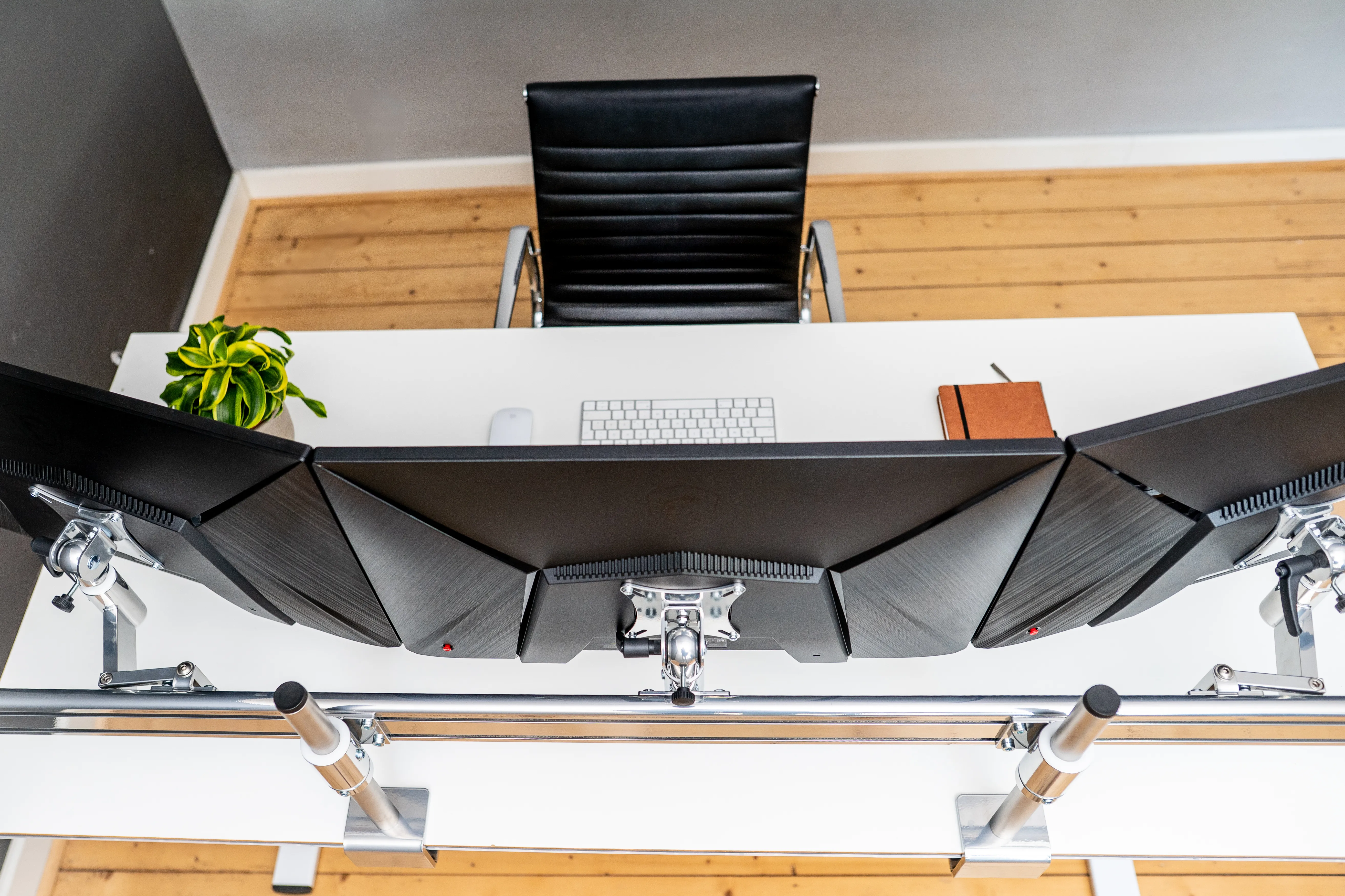 Monitorhalter in Chrom für 3 Monitore nebeneinander mit variablen VESA-Aufnahmen